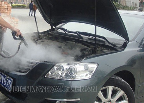 Máy rửa xe hơi nước nóng Optima EST 18K giúp bạn dễ dàng làm sạch khoang máy xe ô tô