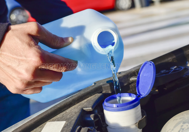 Bước 1 là pha dung dịch nước rửa xe hoặc bột rửa xe