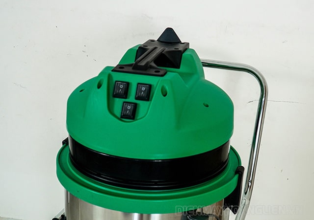 Bật công tắc khởi động