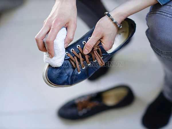 cách làm sạch giày khi bị dính sơn NHANH