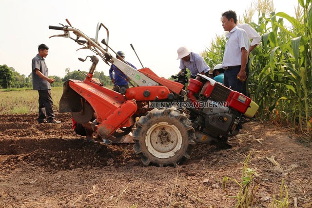 máy xới đất trong nông nghiệp