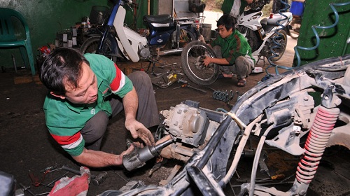 Máy bơm mỡ bò đạp chân được sử dụng thường xuyên trong các tiệm sửa chữa, trung tâm bảo dưỡng ô tô