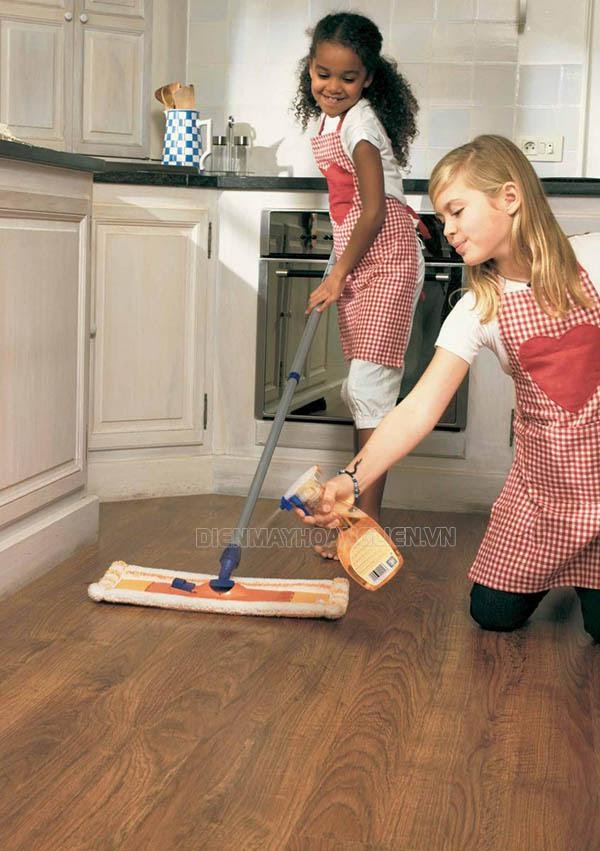cách tẩy dầu mỡ trên sàn nhà