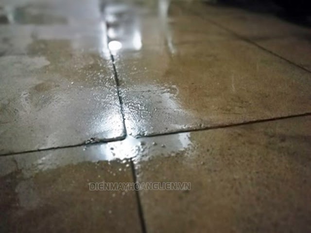 sàn nhà bị rỉ nước do trời nồm