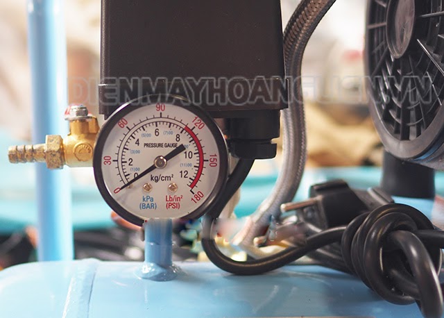 Người dùng chủ động điều chỉnh áp suất máy qua hệ thống đồng hồ đo áp