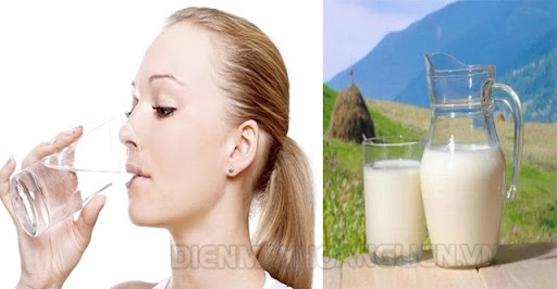 Uống thật nhiều nước hoặc sữa để hạt chống ẩm no nước
