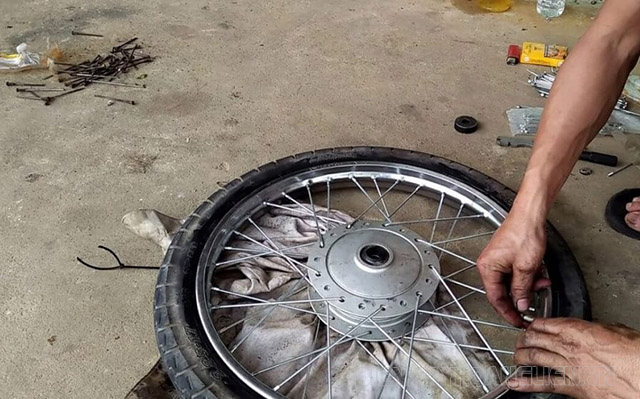 cách tháo lốp xe máy