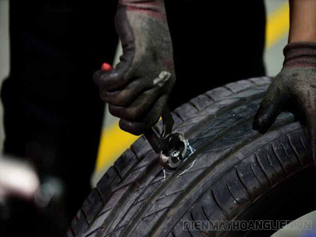 Không cần phải lo lắng về việc bánh xe của bạn nữa, chỉ với vài bước đơn giản để cách vá lốp của chúng tôi. Xem hình ảnh về sự chuyên nghiệp của các chuyên gia vá lốp của chúng tôi và hãy tin tưởng rằng xe của bạn sẽ hoạt động trơn tru như mới.