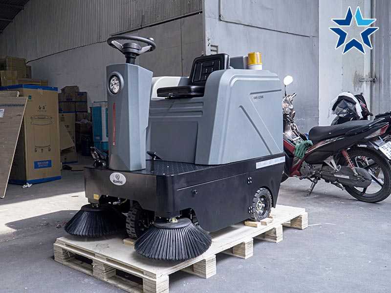 xe quét rác ngồi lái chạy điện