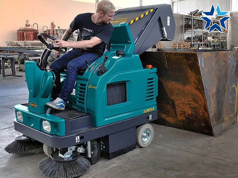 đổ rác xe quét rác ngồi lái sau khi vệ sinh