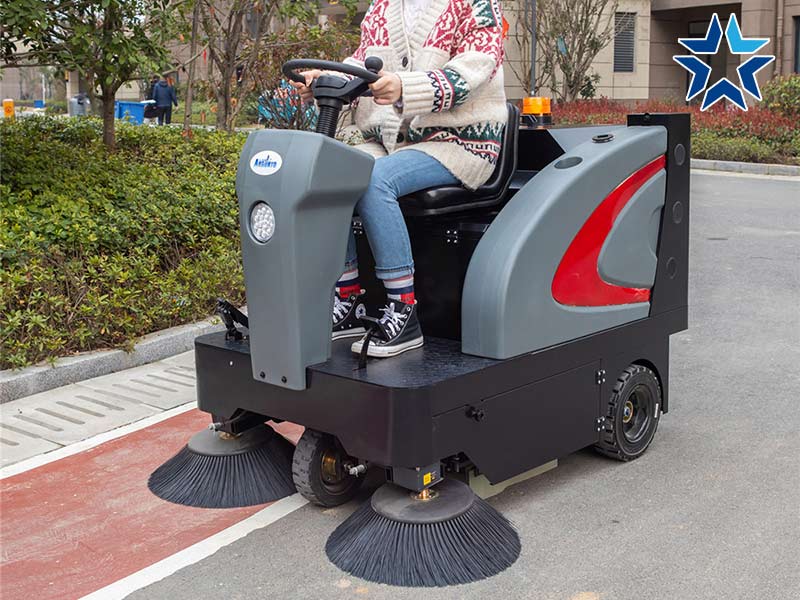 xe quét rác ngồi lái