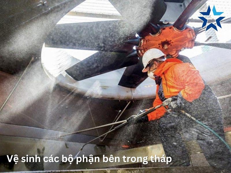 vệ sinh các bộ phận bên trong tháp giải nhiệt