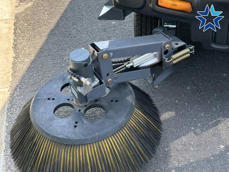 chổi quét của xe quét rác ngồi lái Kumisai KMS25