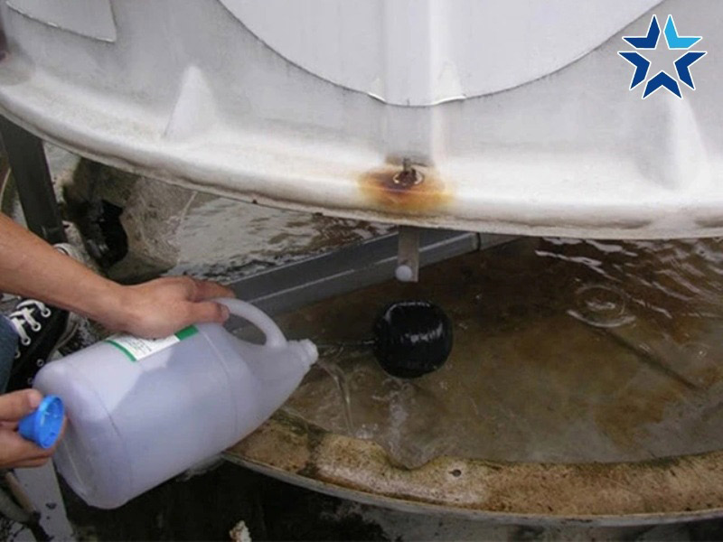 sử dụng hóa chất để vệ sinh tháp giải nhiệt 