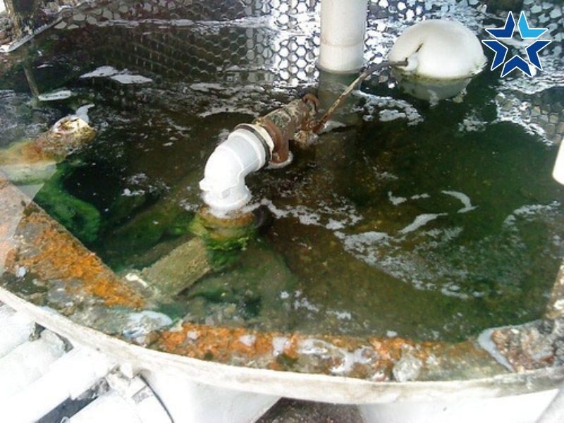 tháp giải nhiệt cũ nhiều rong rêu