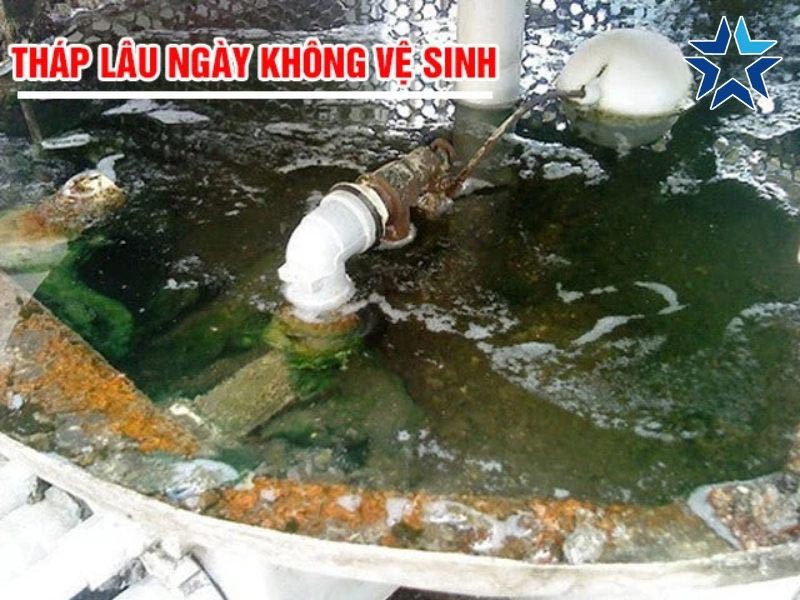 tháp giải nhiệt nhiều rong rêu