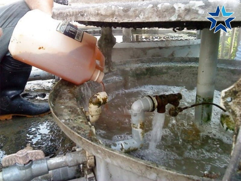 dùng hoá chất vệ sinh tháp giải nhiệt