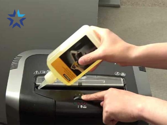 Nên tra dầu cho máy hủy để nâng cao hiệu suất làm việc của máy