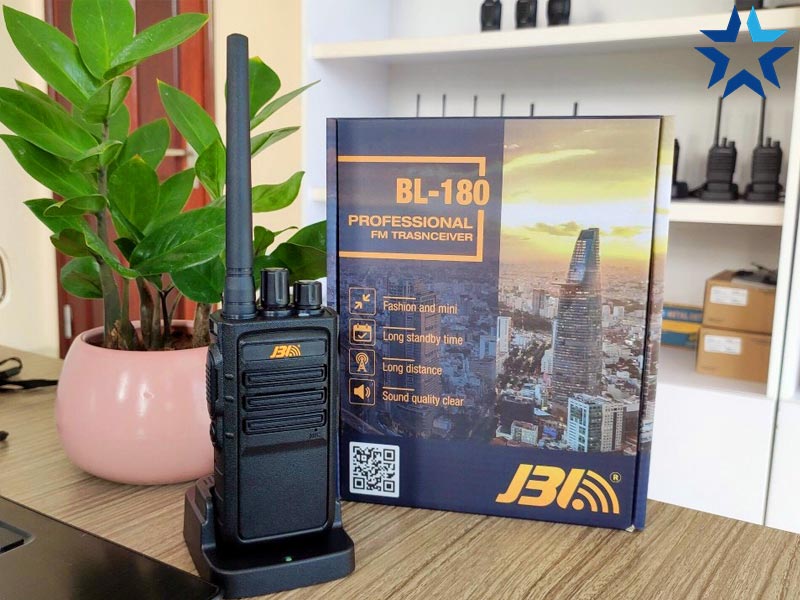 Bộ đàm cầm tay giá rẻ JBL BL-180 _ Giá tham khảo: 400.000đ