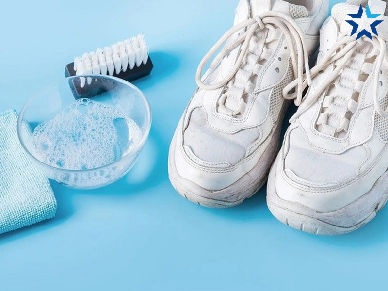 Xử lý vết bẩn cứng đầu trên giày da trắng bằng dung dịch xà phòng nhẹ