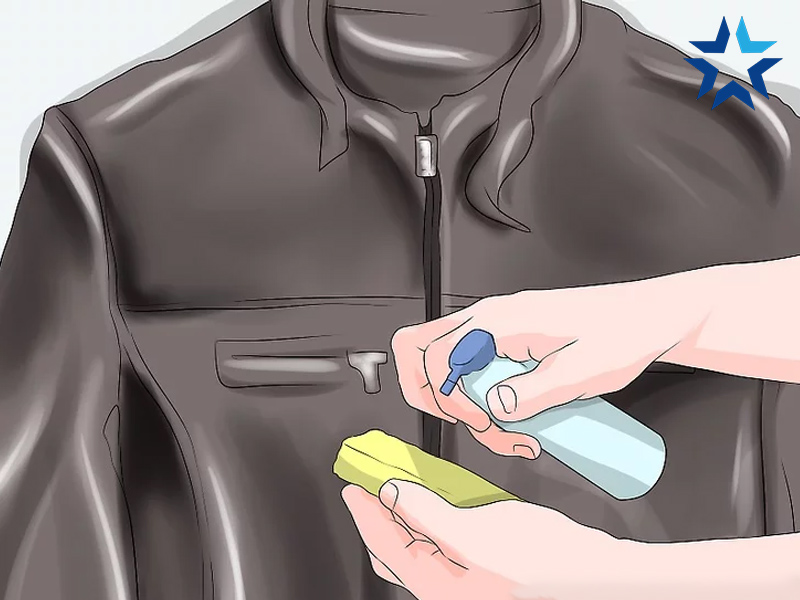 Cách đánh xi áo da phải dùng mút để tán đều
