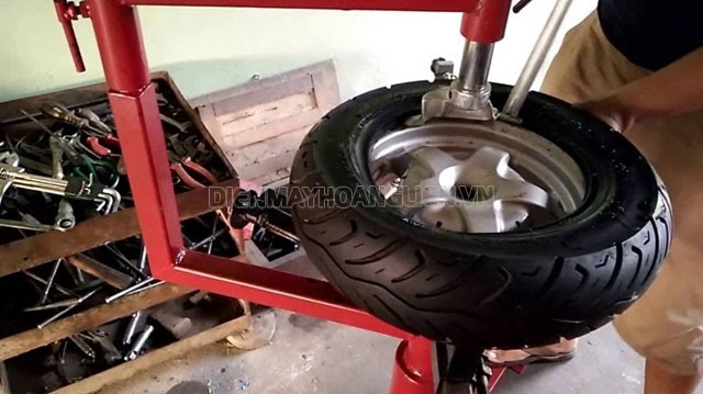 Máy ra vào lốp tự chế chỉ sử dụng cho lốp xe máy