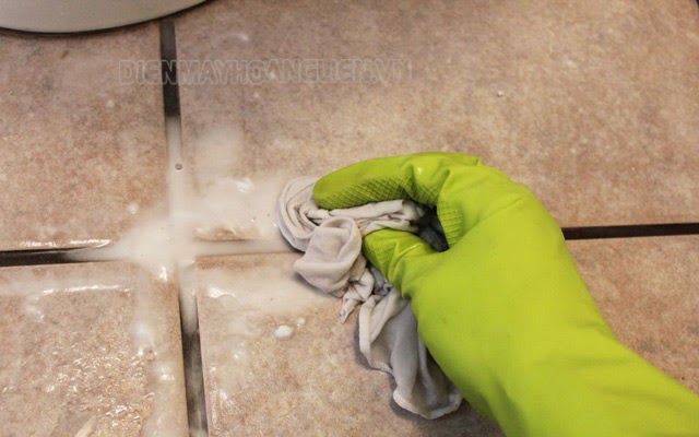 Làm sạch ron nhà với hóa chất chuyên dụng