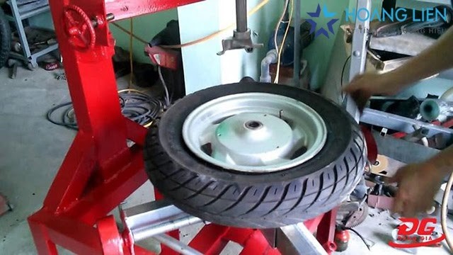Sử dụng máy làm lốp để lắp lốp xe