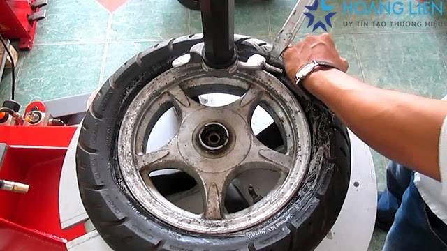 Sử dụng máy làm lốp để tháo lốp xe