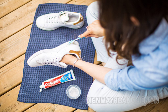 làm sạch giày bằng kem đánh răng