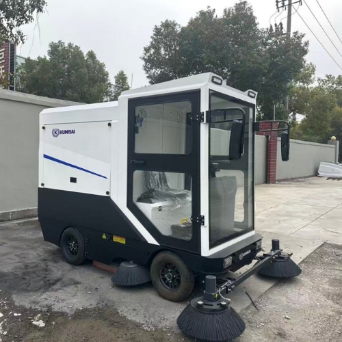 Xe quét rác ngồi lái Kumisai KMS - 240L