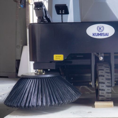 Xe quét rác nhà xưởng ngồi lái Kumisai KMS 1250E - Pin Litium