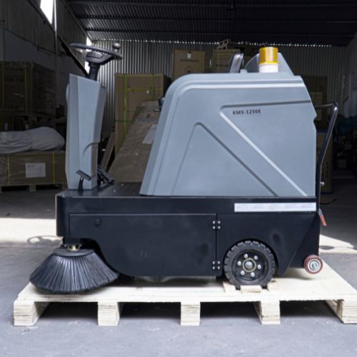 Xe quét rác nhà xưởng ngồi lái Kumisai KMS 1250E - Pin Litium