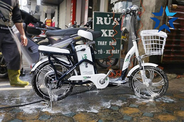 Xịt kỹ vào đầu xe, đuôi xe và bánh xe