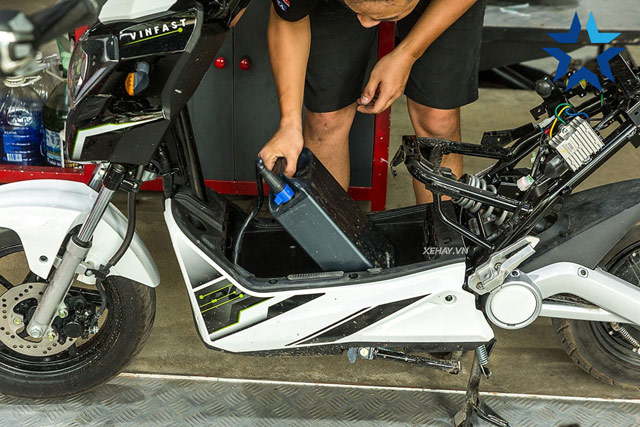Mở cốp để lấy pin ra khỏi xe