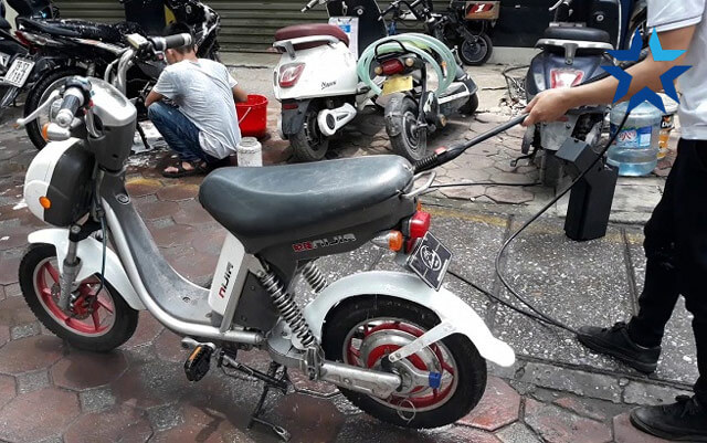Có nên rửa xe máy điện thường xuyên không?
