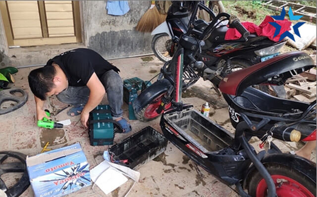 Vệ sinh sạch sẽ pin và phơi nơi khô ráo