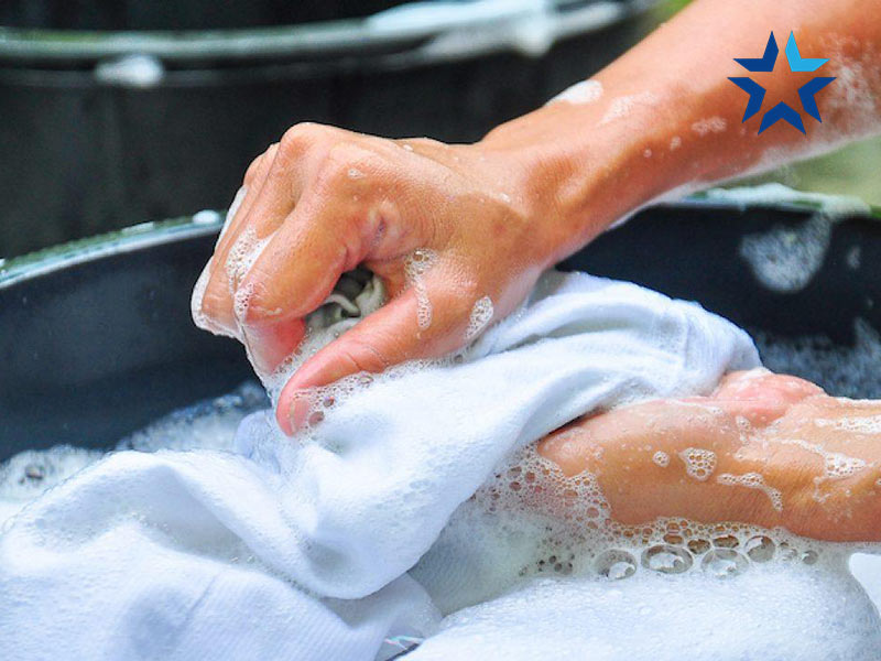 Ngâm vỏ đệm trong nước rồi sau đó đem giặt