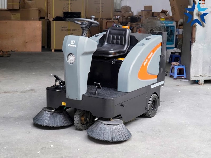 Máy quét rác ngồi lái Kumisai model KMS 1350E